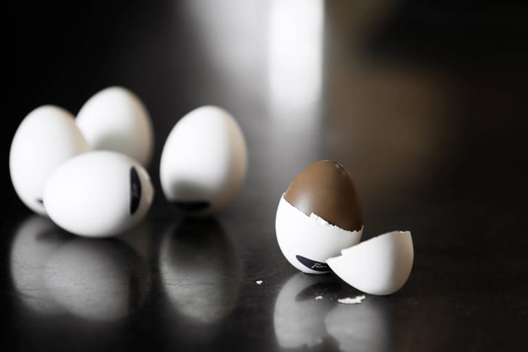 Mignon-suklaamunia pöydällä. Yksi avattuna edessä.