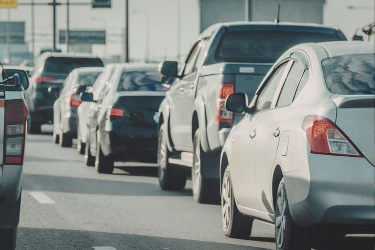 Ruuhkainen liikenne Euroopassa kuvastaa energiakriisin vaikutuksia arkeen ja työmatkoihin