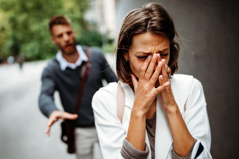 ero parisuhde nainen itkee mies yrittää sovitella suhde kriisi katu