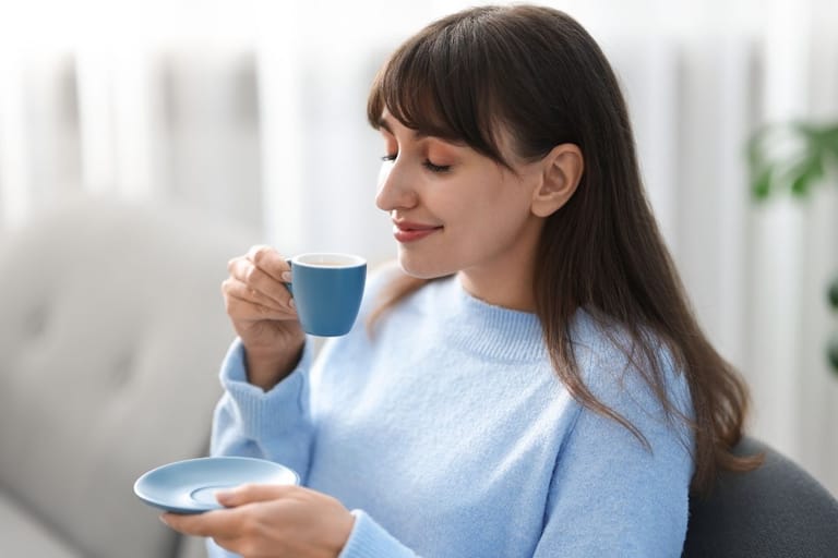 nainen juo kahvia lähikuva aamukahvi terveys vaikutus kahvi tutkimus