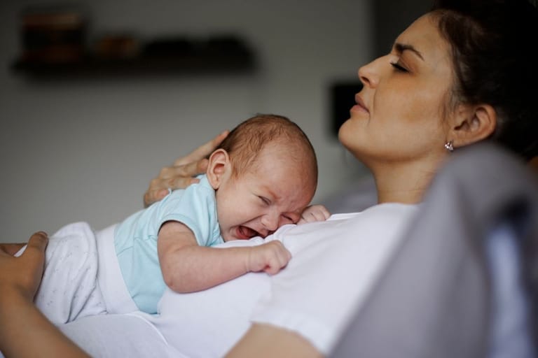 väsynyt äiti ja itkevä vauva arjessa kuormitus vanhemmuus tutkimus