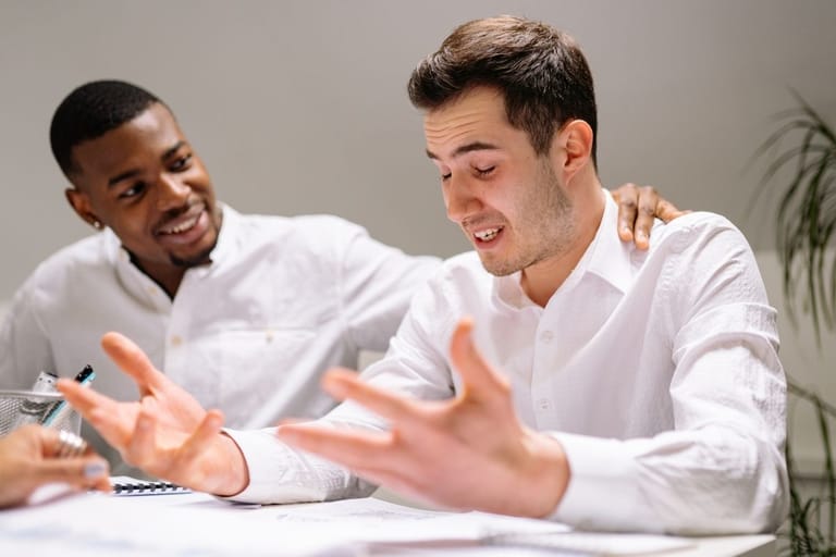 Mies keskustelee asiantuntijan kanssa lääkkeiden sivuvaikutuksista – gynekomastia voi yllättää