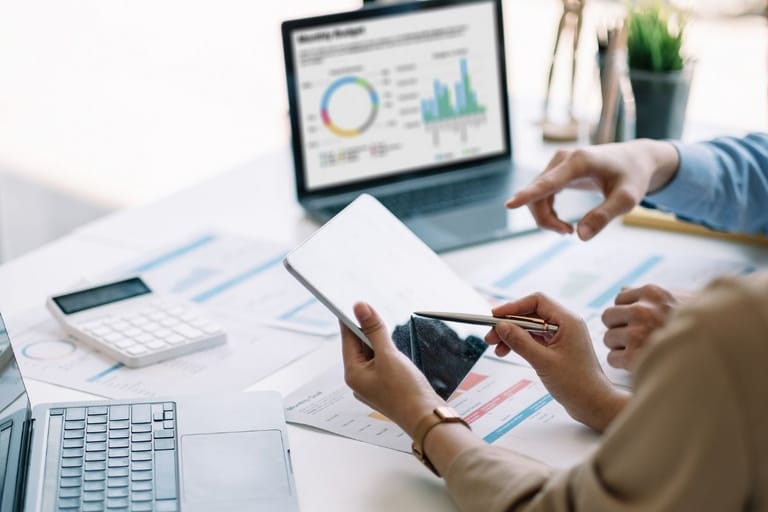 chatgpt työssä tehokkuus analytiikka työpöytä tekoäly työkalut