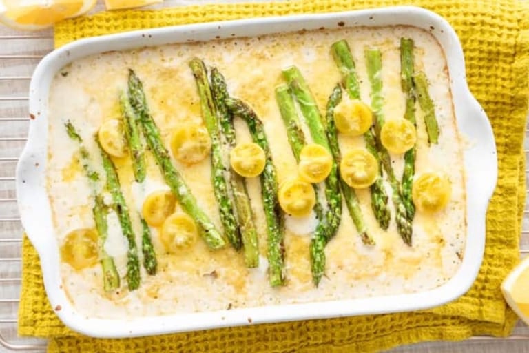 Uuni-sitruuna-risotto parsalla ja sitruunaviipaleilla tarjoiluastiassa