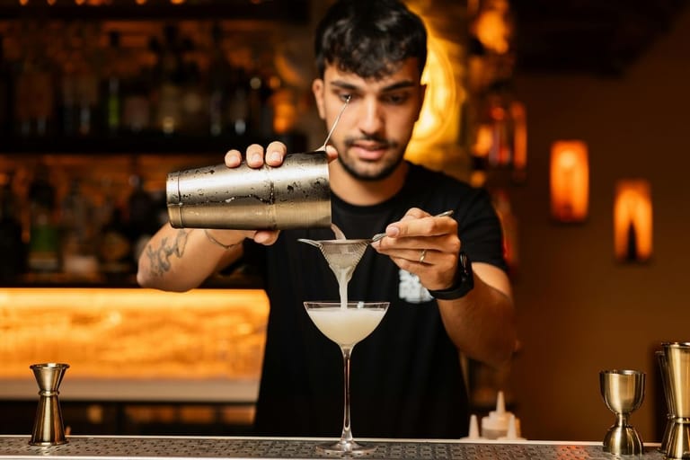 baarimikko valmistaa cocktailia shakerilla cocktail maximalism baaritrendi