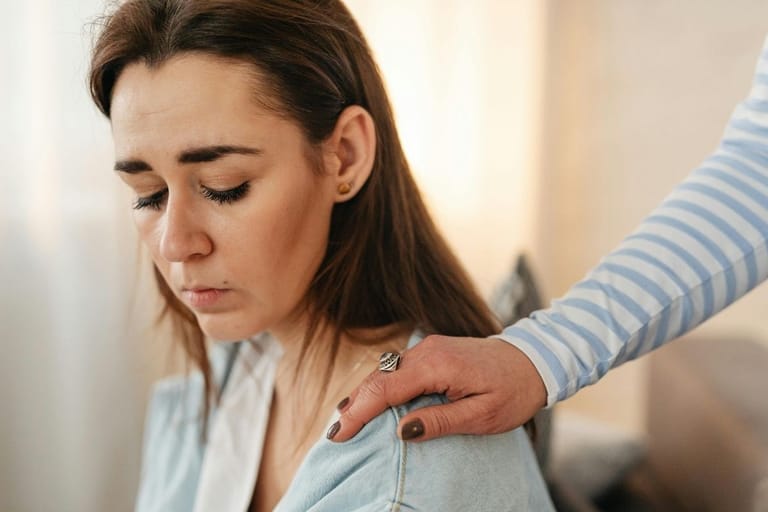 liian kiltti ihminen kuuntelee muita ja tukee hiljaa