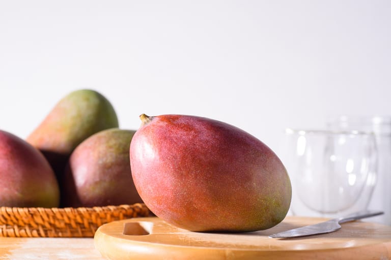 Mangoja pöydällä.