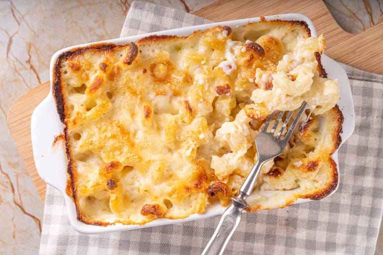 Ylhäältä päin kuvattuna makaronilaatikko, jossa haarukka.