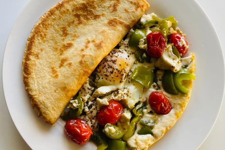 Tortillalettu, jossa täytteenä kasviksia.