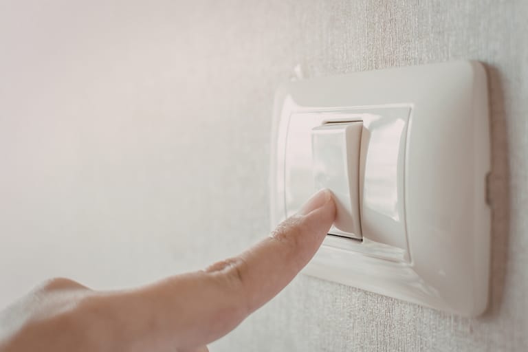 Sormi napauttaa sähkökatkaisijaa.