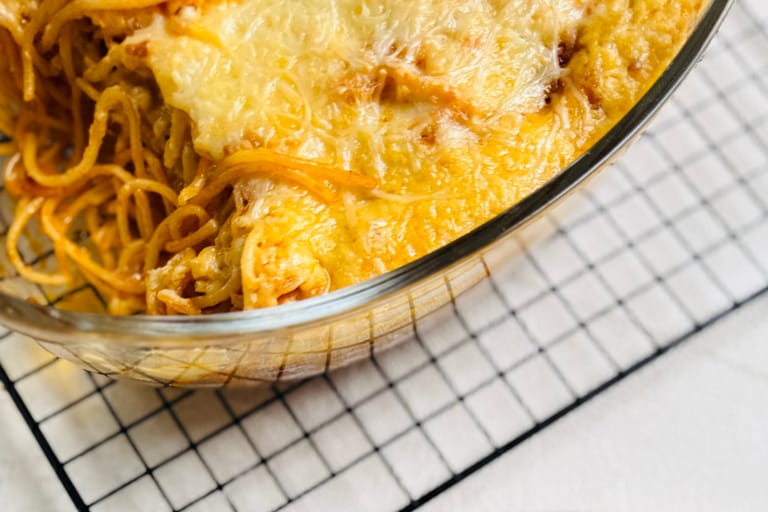 Vuoka, jossa uunissa paistettua spagettia.