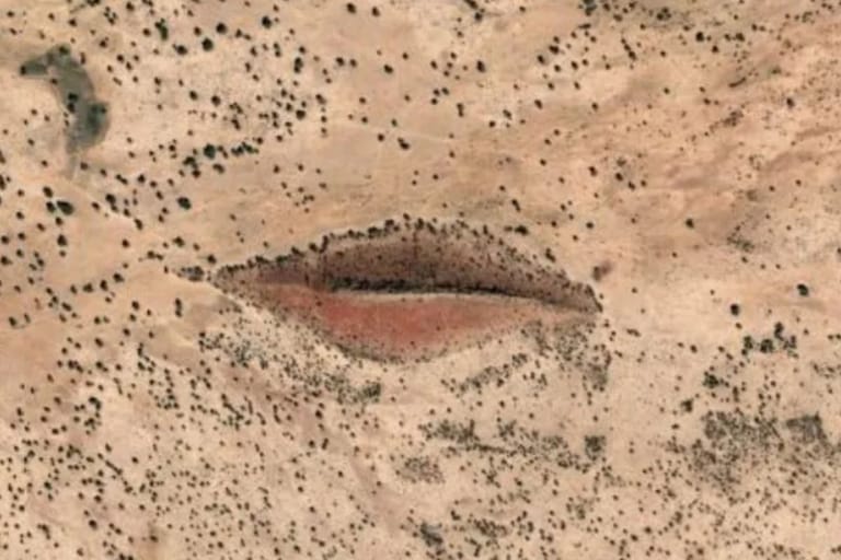 Satelliittikuva Sudanin autiomaasta, jossa näkyy huulten muotoinen punaruskea geologinen painauma hiekkamaastossa