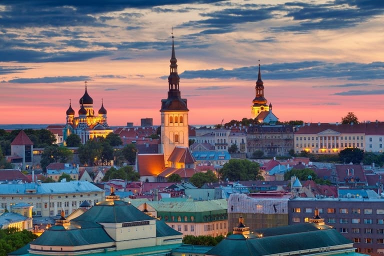 Tallinnan vanhakaupunki auringonlaskussa torneineen