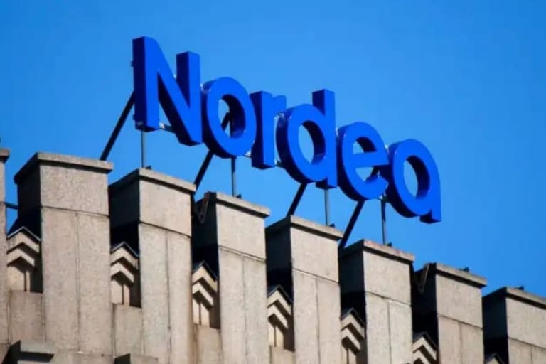 Nordea-pankin kyltti talon katolla