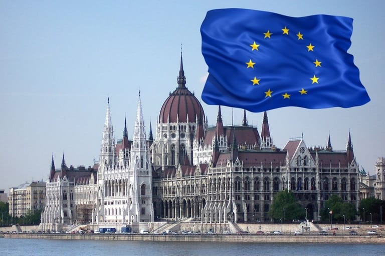 Unkarin parlamenttirakennus Budapestissa Tonavan rannalla ja EU-lippu – EU-lippu nostettiin takaisin julkisivulle 12 vuoden tauon jälkeen 2026