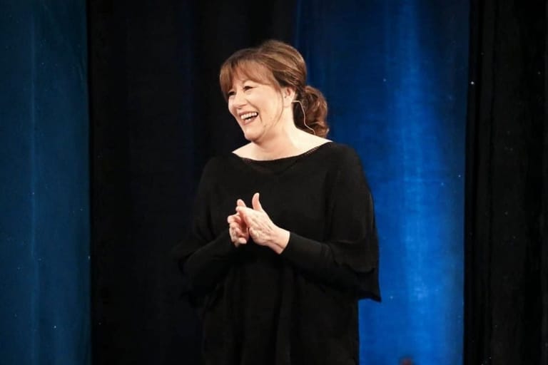 Esther Hicks esiintymässä lavalla seminaarissa
