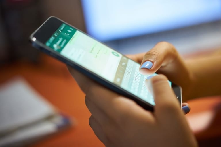 Nainen kirjoittaa viestiä WhatsAppissa älypuhelimella