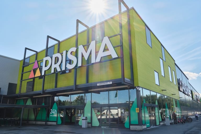 Tampereen Kalevan Prisman vihreä julkisivu ja pääsisäänkäynti auringonpaisteessa.