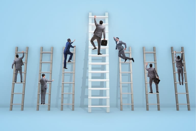 Useita pukumiehiä kiipeämässä erikorkuisia tikapuita vaaleansinisellä taustalla kuvastamassa koettua yhteiskunnallista asemaa ja eriarvoisuutta.