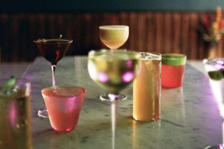 cocktailit.png Värikkäitä cocktaileja The Firm -cocktailbaarissa Helsingin Kalliossa.