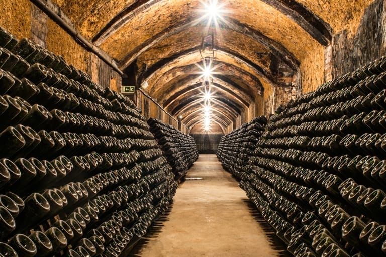 Samppanjapulloja kypsymässä riveissä perinteisessä viinikellarissa Champagnessa