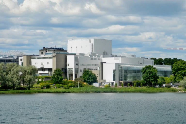 Kansallisoopperan rakennus Töölönlahden rannalla helsingissä