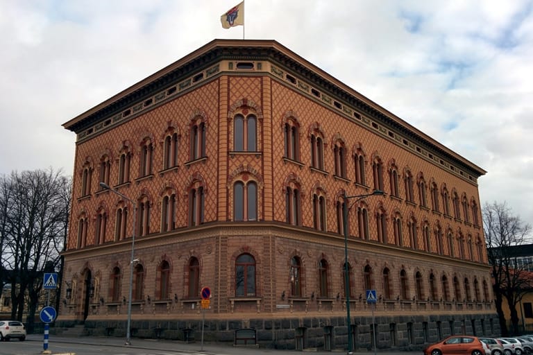 Porin kaupungintalo kaupunkimaisemassa kadun varrella.
