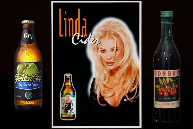 Golden Cap -siideripullo, Linda Cider -mainos ja vanha Sorbus-pullo rinnakkain.