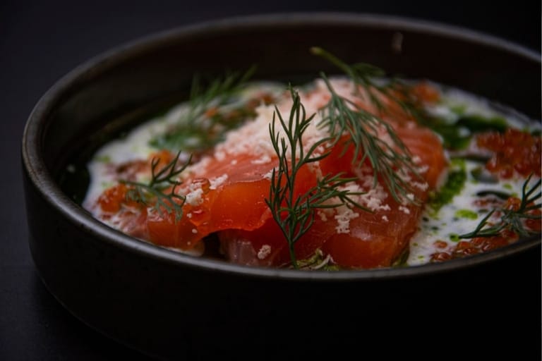 Lohiannos tillillä ja hapokkaalla kastikkeella ravintolassa