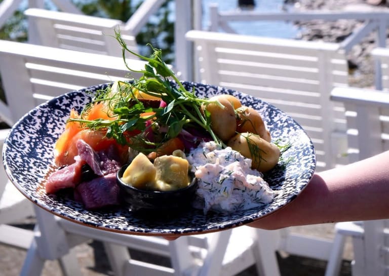 Ravintola Pihlajasaaren ruoka-annos. Taustalla terassi.