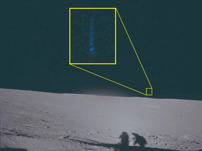 Apollo 12 astronauttien varjot kuun pinnalla 1969 – keltaisella merkitty tunnistamaton sinertävä UFO horisontin yläpuolella