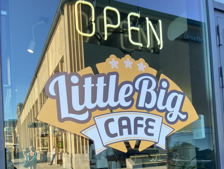 Little Big Cafe -tarra kahvilan seinässä.