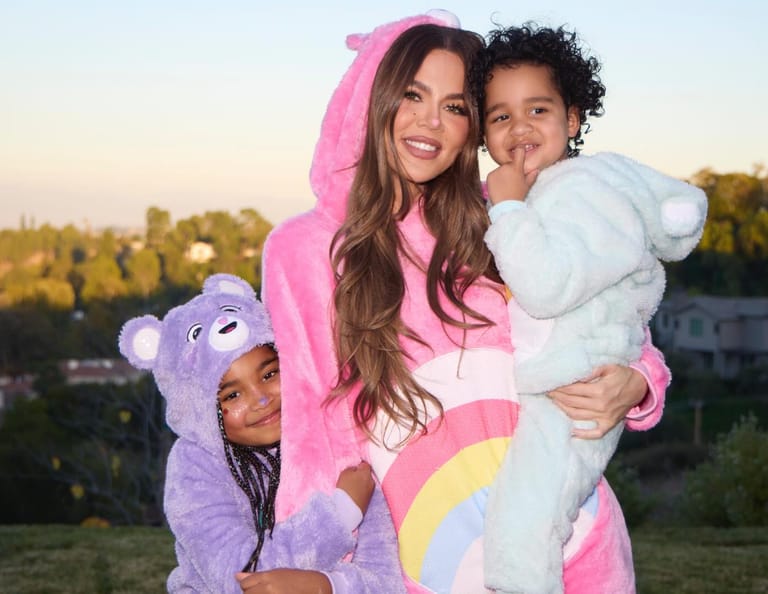 Khloe Kardashian nallepuvussa kahden lapsensa kanssa vuorilla.