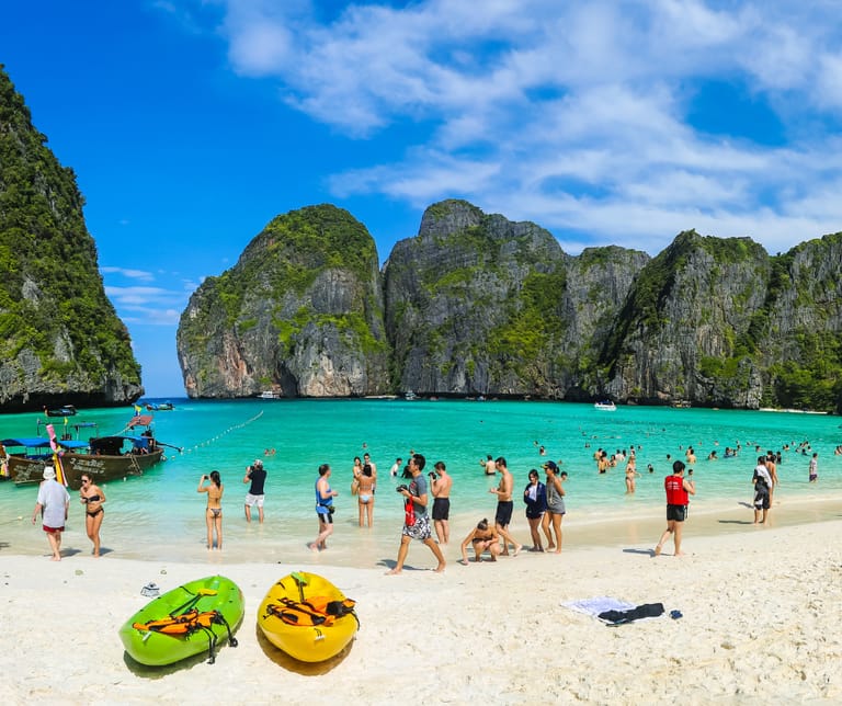 aurinkorannalla ihmisiä