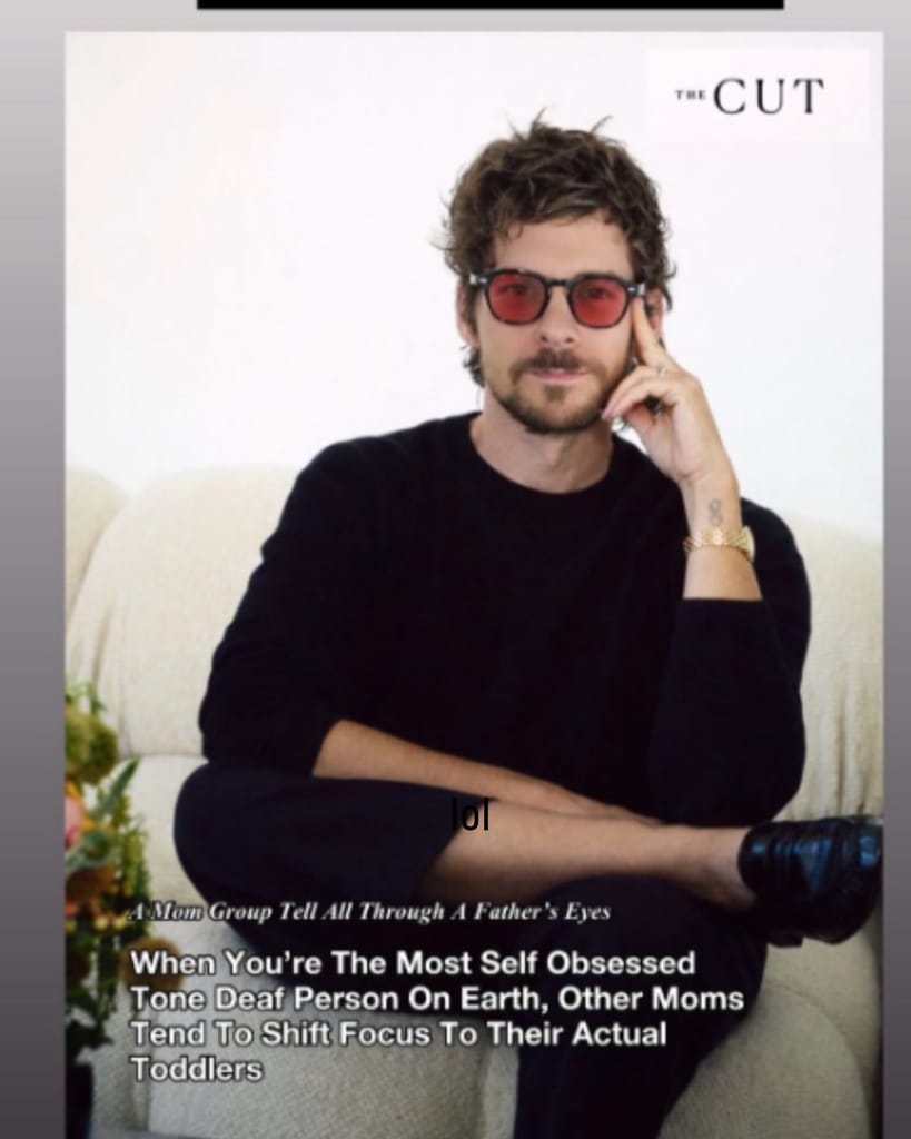 Hilary Duffin aviomiehen Instagramin tarinat-osiosta otettu kuvakappaus, jossa näkyy kännykän näyttöruutu. Kuvassa on silmälasipäinen mies, joka istuu käsi poskella ja polvi koukussa ja katsoo suoraan kameraan. 