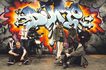 DJPP keräsi uudelle levylleen räppäreitä idästä länteen. Lähtien vasemmalta: Raimo, Asa, Stigg Dogg, DJPP, Notkea Rotta, Shaka, Jontti ja Petos.