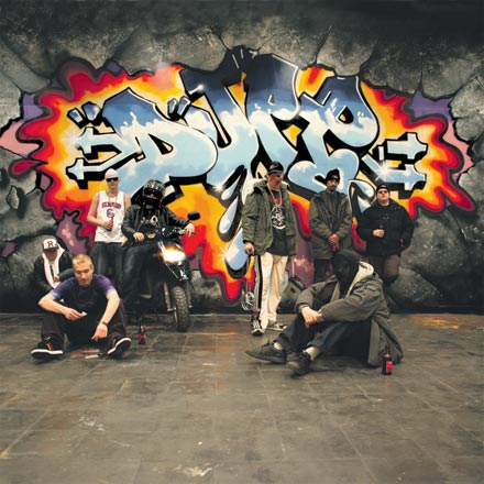 Sanokaa muikku! Kuvataideakatemiassa napsaistuun DJPP:n levyn kansikuvaan on ikuistettu uniikki otos pääkaupunkiseudun räppäreitä Espoosta Itä-Helsinkiin. Vasemmalta oikealle: Raimo, Asa, Stig Dogg, DJPP, Notkea Rotta, Shaka, Jontti, Petos.