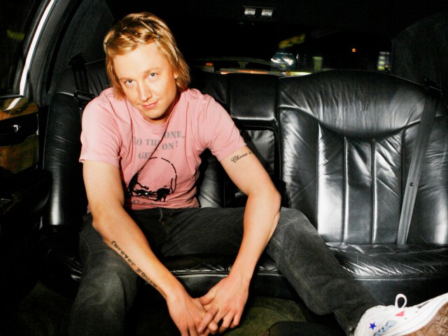 Samu Haber ottaa rennosti limusiinin takapenkillä.