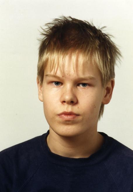 Isälläni oli ainakin tämä kuva itsellään, ehkä se tuorein ? Katukuvassa ei minua olisi kuitenkaan enää tunnistanut ! Toni-Poni 8.luokka. Vielä suht kiltin näköinen..