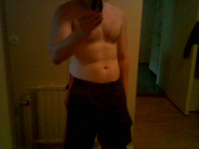 Stomach.. eli menin leikkimään kamerakännyllä vaihteeksi.. =P