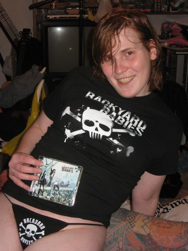 Krisse Sydän iloisena uusissa Backyard Babies-kledjuissa kera basistin signeeraaman levyn... muuta ei sitten tarvitakaan? :-9 Kuva otettu heti 13.12.2008 BYBin keikan jälkeen, eli hikeä vielä pukkaa kuten kuvasta näkyy :)