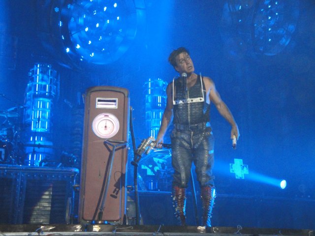 Till Lindemann Hartwall-areenalla 22.2.2010. Kuvan otti Olga Koiverianine.