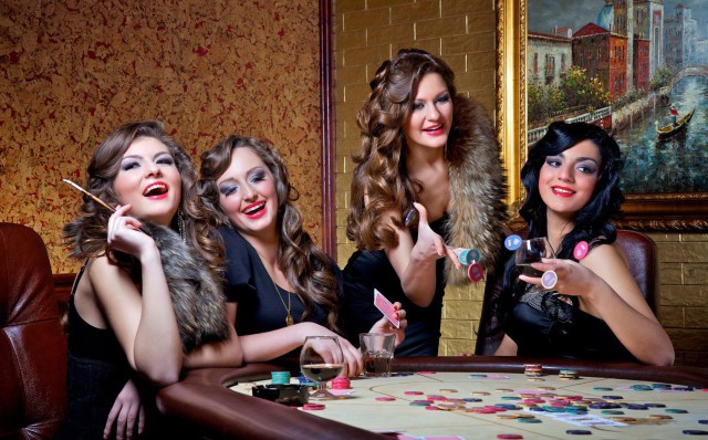 Nämä daamit eivät ole lukeneet Cityn pokerietikettiä.