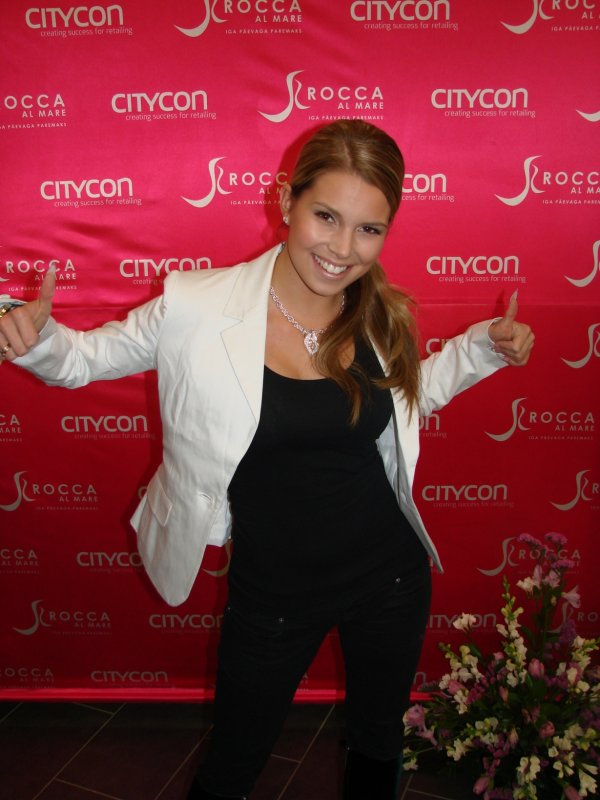 Viivi Pumpanen hyväntekeväisyyspokeriturnauksessa Tallinnassa