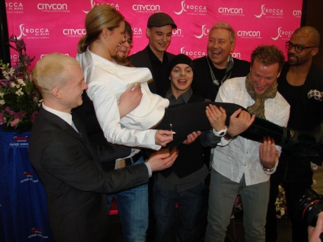 Suomen julkkistiimi hyväntekeväisyyspokeriturnauksessa Tallinnassa