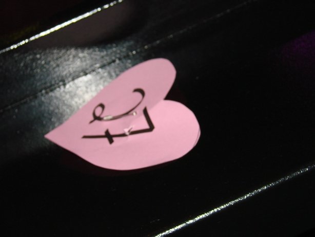 Deitti.net Sinkkubileissä jaettiin rusettiluistelusydämiä. Jonkun sydän oli jäänyt baaritiskille.