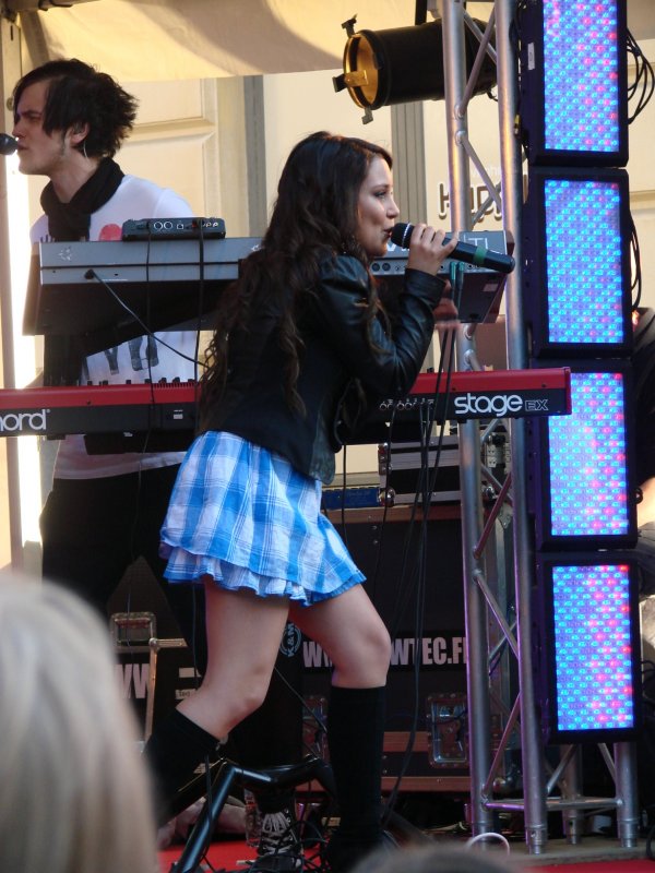 Anna Abreu esiintyi Cityn Baarifestareilla