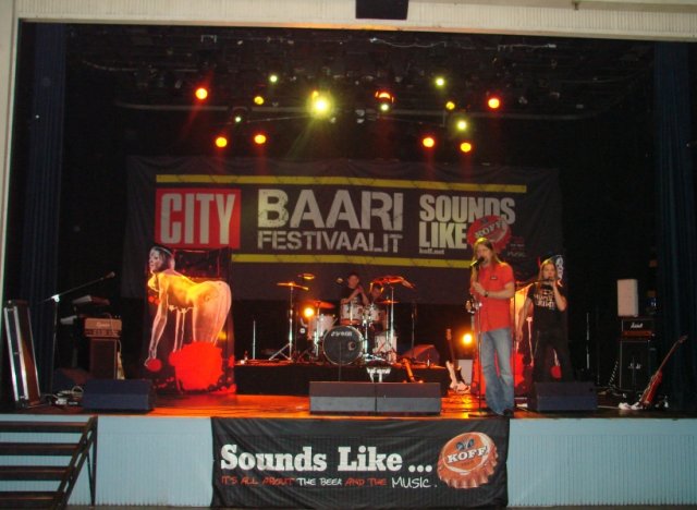 GLAM toi Mayor of Rockin lavalle alastomat naiset. Jone Nikula juontaa.