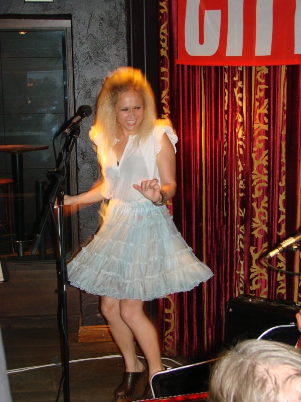 Heli Kajo esiintyi ravintola Baker'sissa Cityn Baarifestareilla.