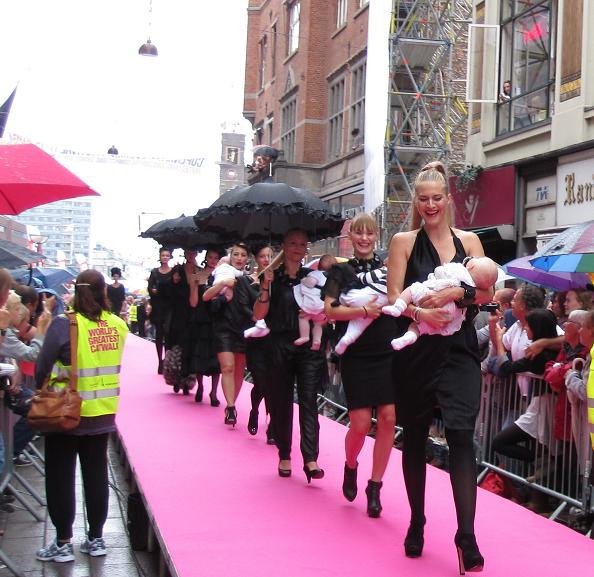 Vauvan kanssa piikkikoroissa 1,6 km kävelyllä